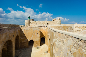 ../../_images/castello-maniace-syracuse-sicily.jpg