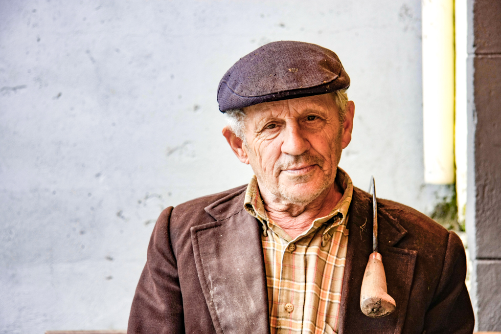 ../_images/madeira-farmer.jpg