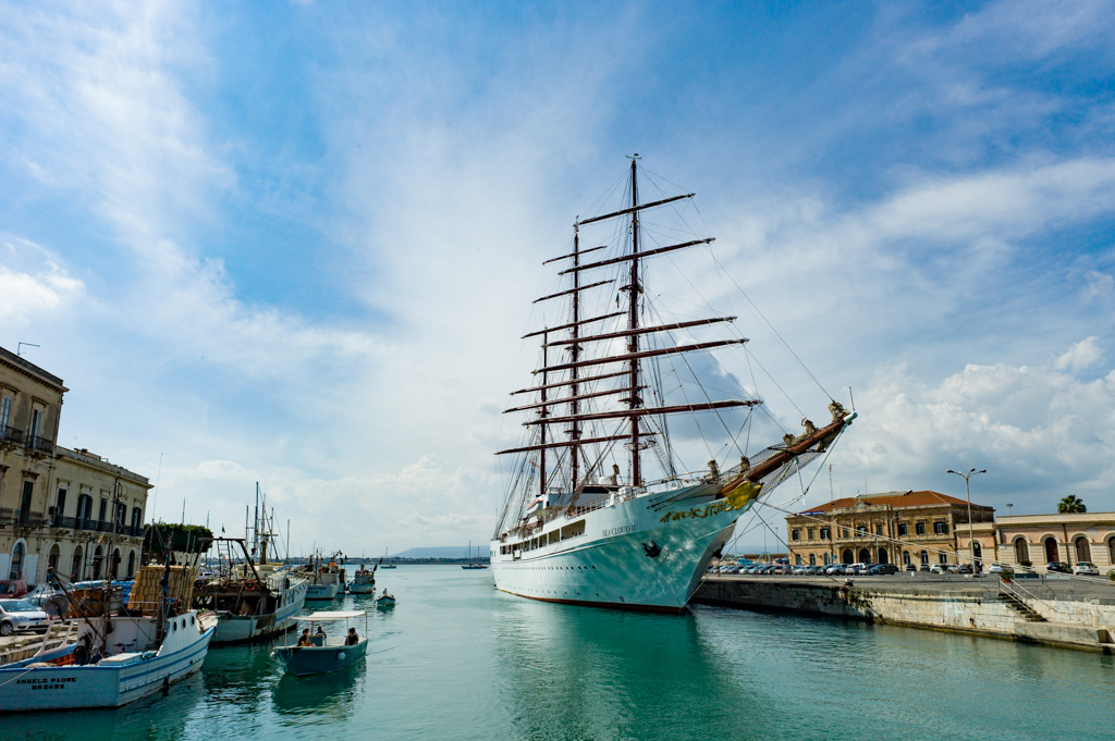 ../../_images/sea-cloud-ii-syracuse-sicily.jpg